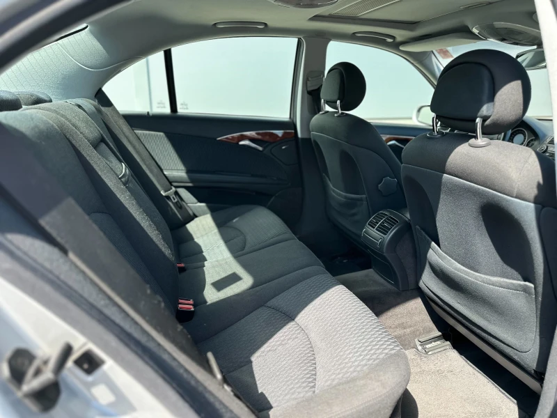 Mercedes-Benz E 240 Elegance, снимка 5 - Автомобили и джипове - 52423072