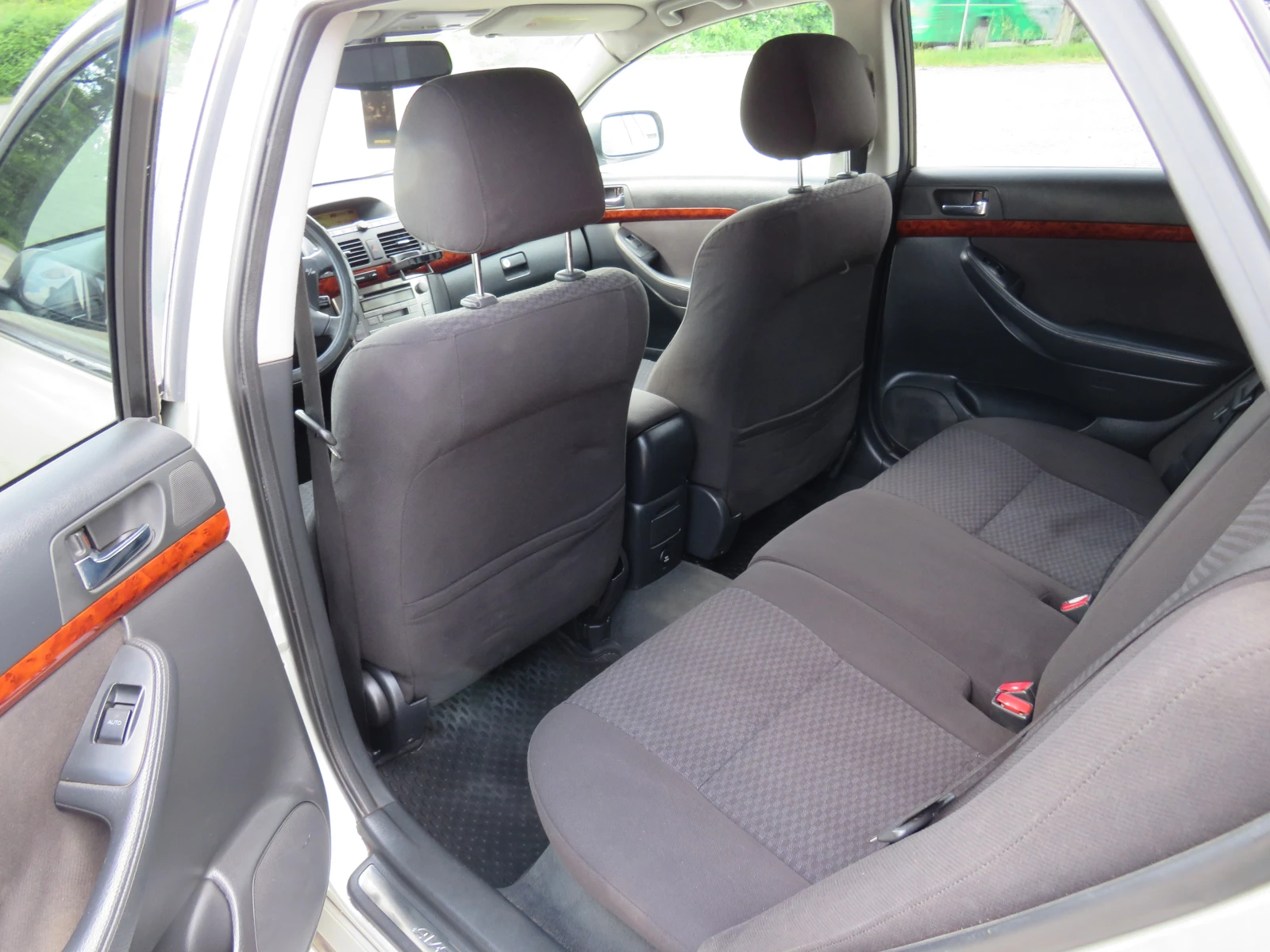 Toyota Avensis * 2.0DIESEL РЪЧКА РЕГИСТРИРАН* , снимка 10 - Автомобили и джипове - 54674718