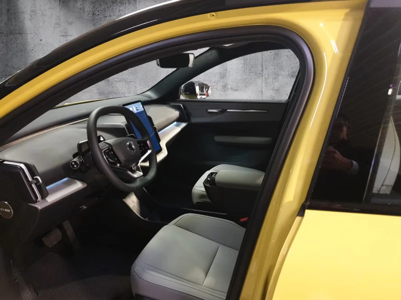 Volvo EX30 PLUS/EXTENDED-RANGE/272HP/KLESS/L.ASS/ACC/360/971f, снимка 12 - Автомобили и джипове - 52719999