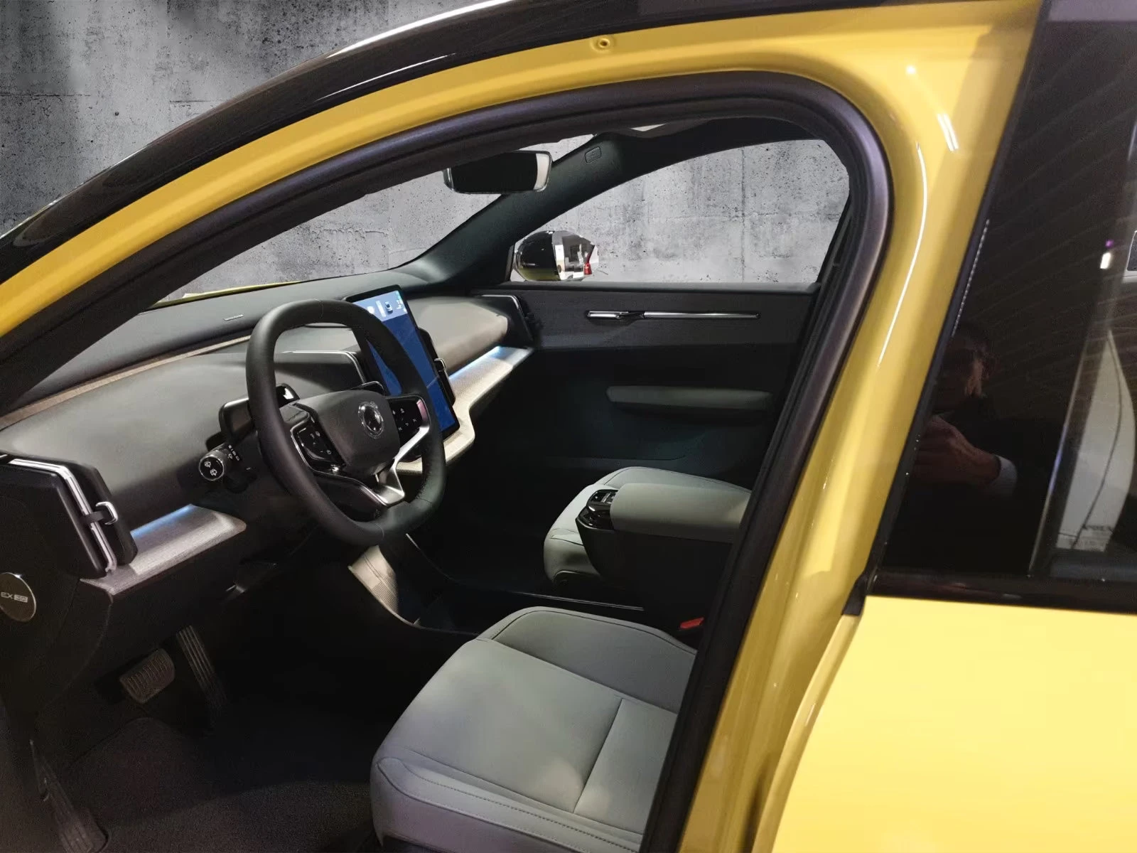 Volvo EX30 PLUS/EXTENDED-RANGE/272HP/KLESS/L.ASS/ACC/360/971f | Mobile.bg � ����������� 12