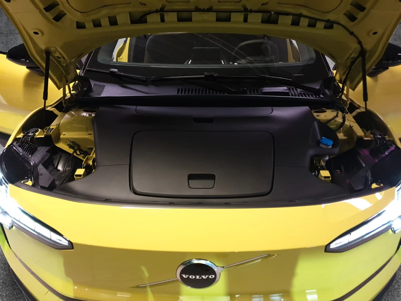 Volvo EX30 PLUS/EXTENDED-RANGE/272HP/KLESS/L.ASS/ACC/360/971f - изображение 3