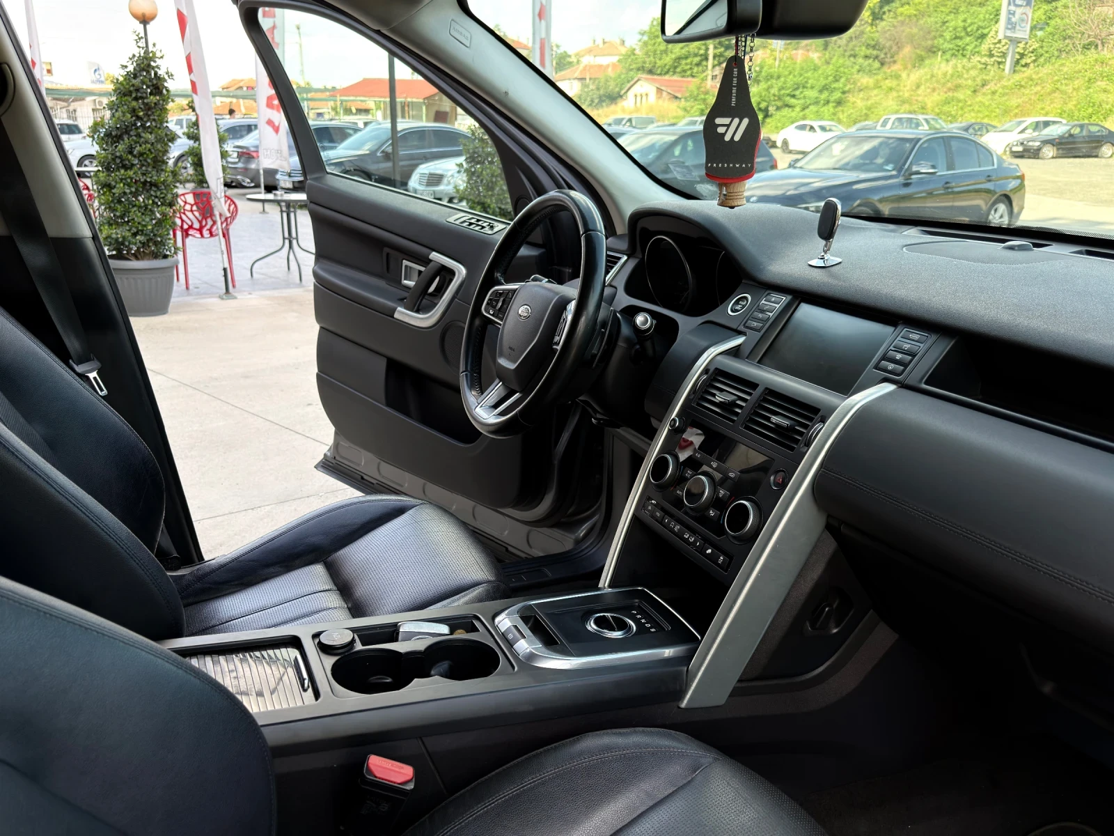 Land Rover Discovery Sport КОЖА/4х4/Камера, снимка 14 - Автомобили и джипове - 54981499