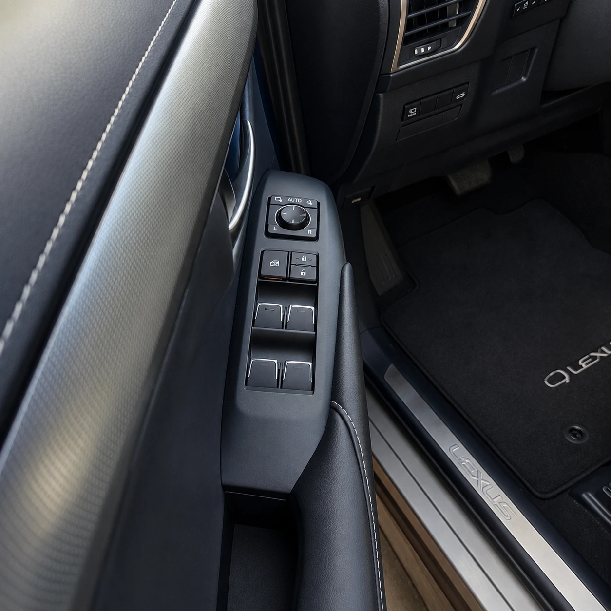 Lexus NX 300h HIBRID 4x4, снимка 9 - Автомобили и джипове - 55414697