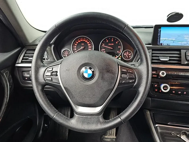 BMW 320 xDrive, снимка 13 - Автомобили и джипове - 53715386