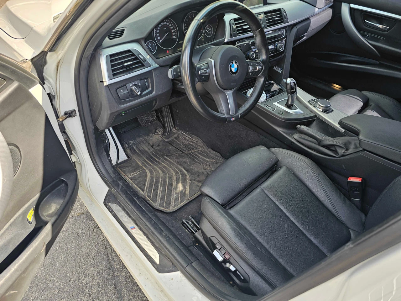 BMW 330 * АВТО КРЕДИТ* ЦЕНА ДО БГ * СЕРВИЗНА ИСТОРИЯ *  - изображение 6