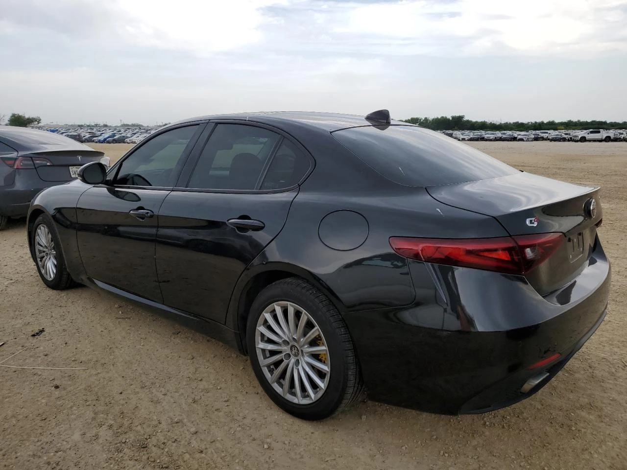 Alfa Romeo Giulia Ti Q4 280кс * Възможност за Лизинг*  - изображение 2