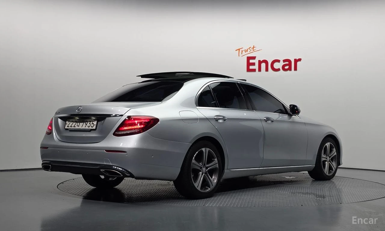Mercedes-Benz E 300 ДИГИТАЛНО* ТАБЛО* ОБДУХВАНЕ* 360КАМЕРА* ПАНОРАМА* , снимка 2 - Автомобили и джипове - 56114671