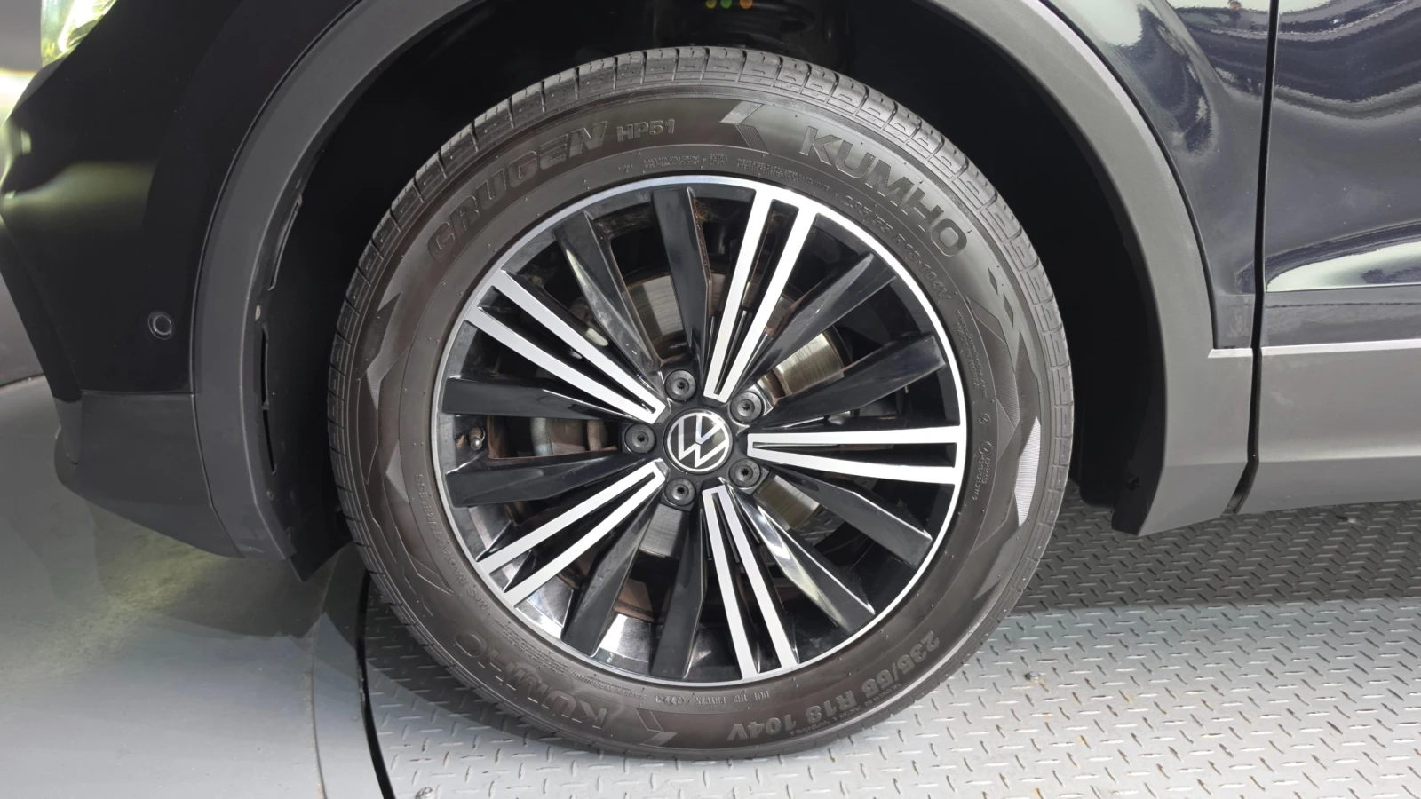 VW Tiguan 2.0 TDI Premium | LED | Адаптив. круиз| Памет| , снимка 5 - Автомобили и джипове - 56070334