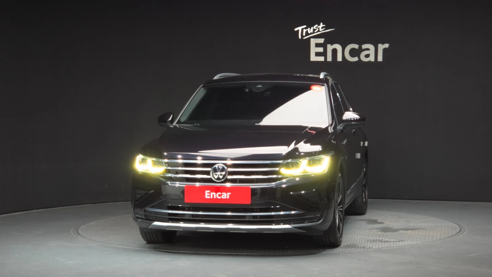 VW Tiguan 2.0 TDI Premium | LED | Адаптив. круиз| Памет| , снимка 3 - Автомобили и джипове - 56070334