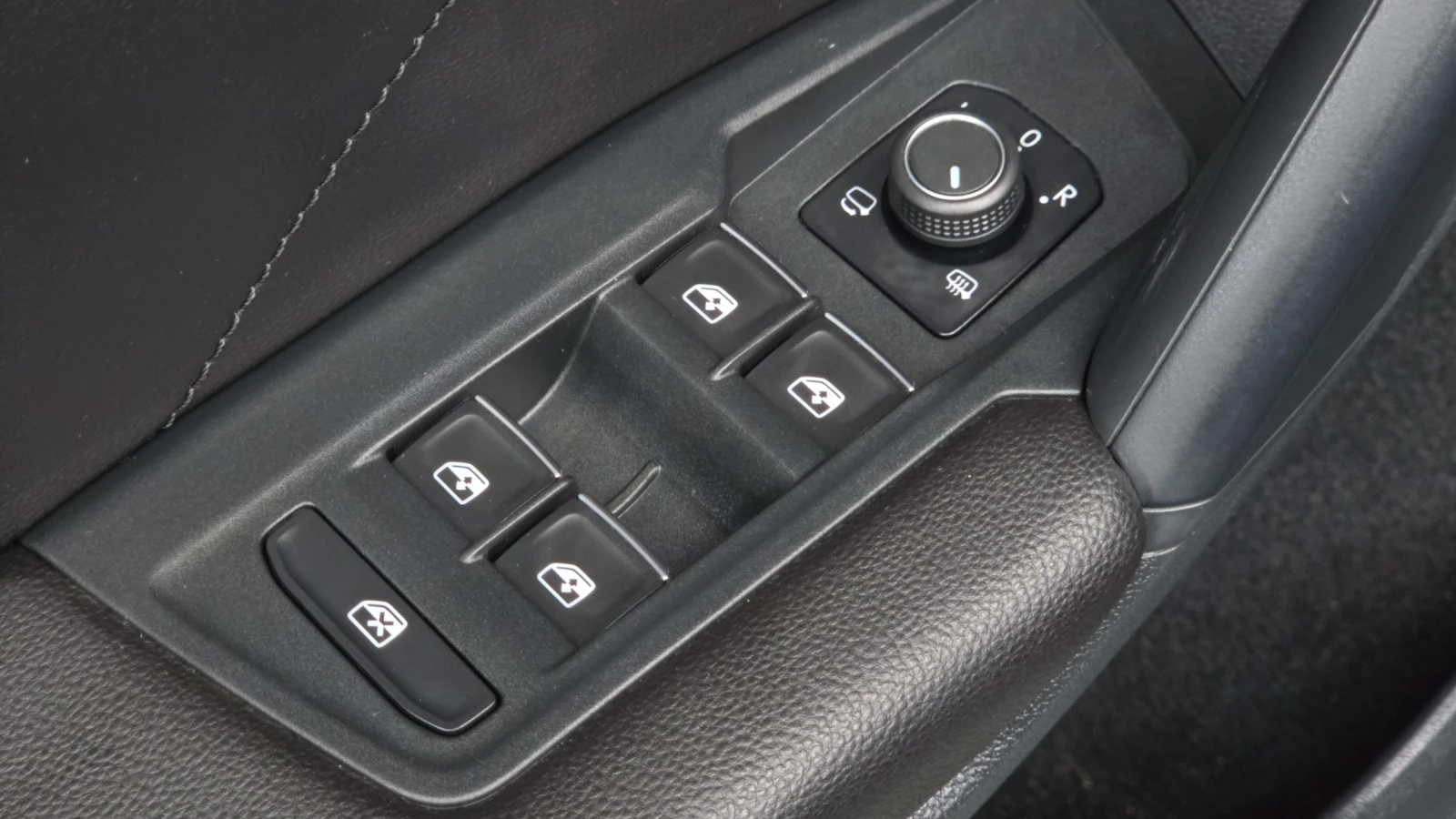 VW Tiguan 2.0 TDI Premium | LED | Адаптив. круиз| Памет| , снимка 14 - Автомобили и джипове - 56070334
