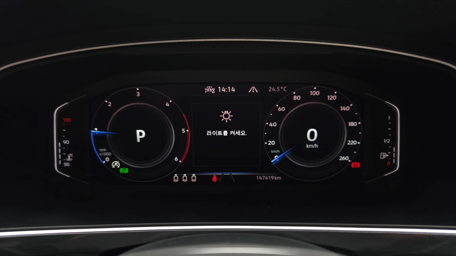 VW Tiguan 2.0 TDI Premium | LED | Адаптив. круиз| Памет| , снимка 8 - Автомобили и джипове - 56070334