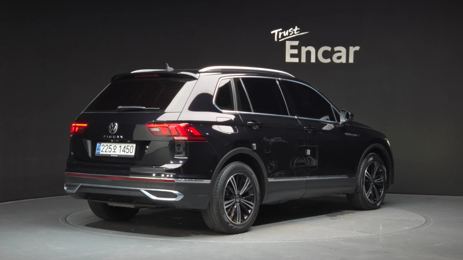 VW Tiguan 2.0 TDI Premium | LED | Адаптив. круиз| Памет| , снимка 2 - Автомобили и джипове - 56070334