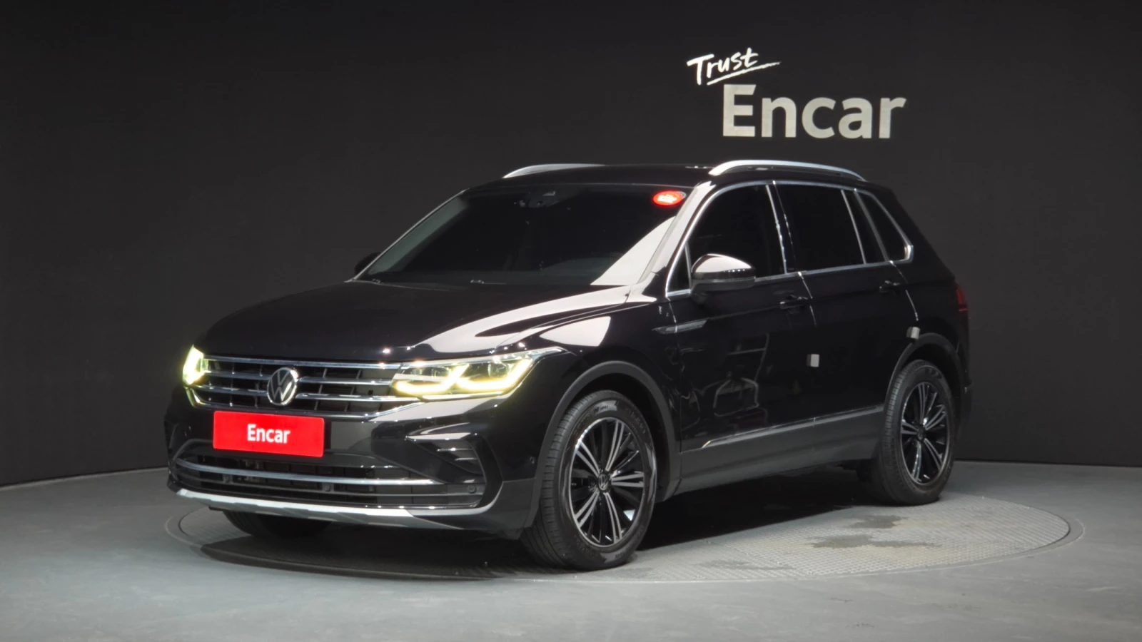 VW Tiguan 2.0 TDI Premium | LED | Адаптив. круиз| Памет| 