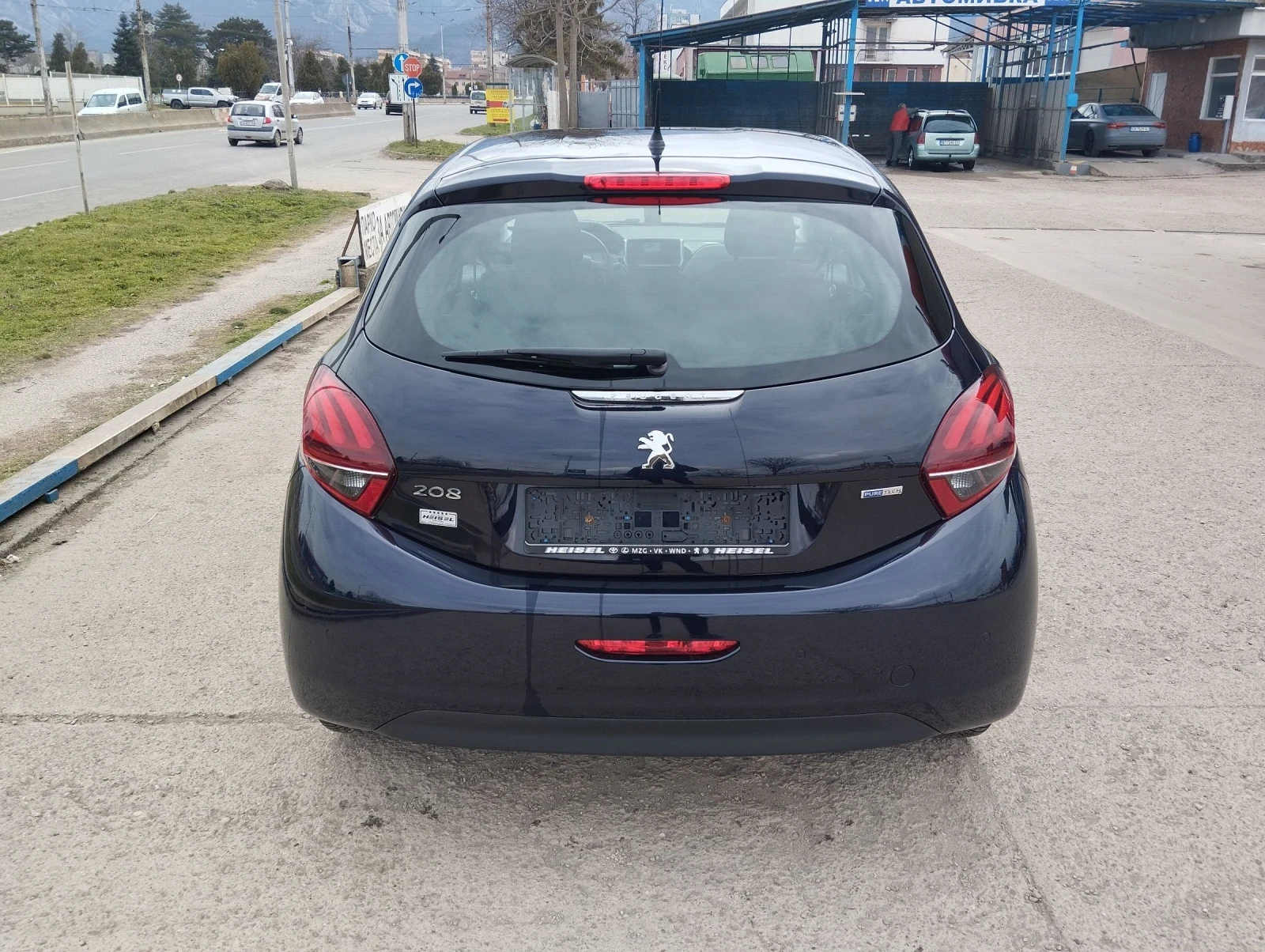 Peugeot 208 1.2i Face euro 6, снимка 8 - Автомобили и джипове - 53331149