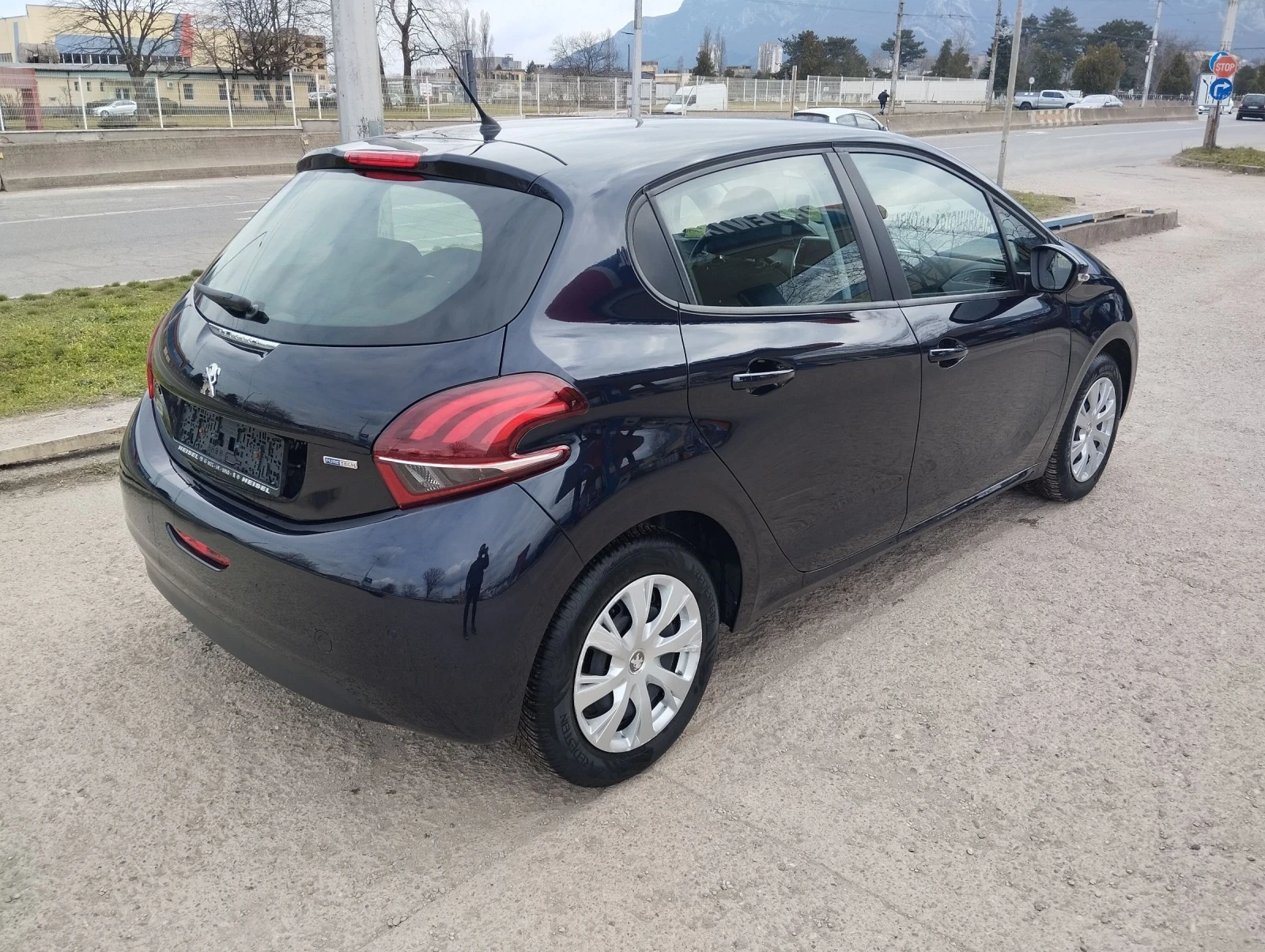 Peugeot 208 1.2i Face euro 6, снимка 6 - Автомобили и джипове - 53331149