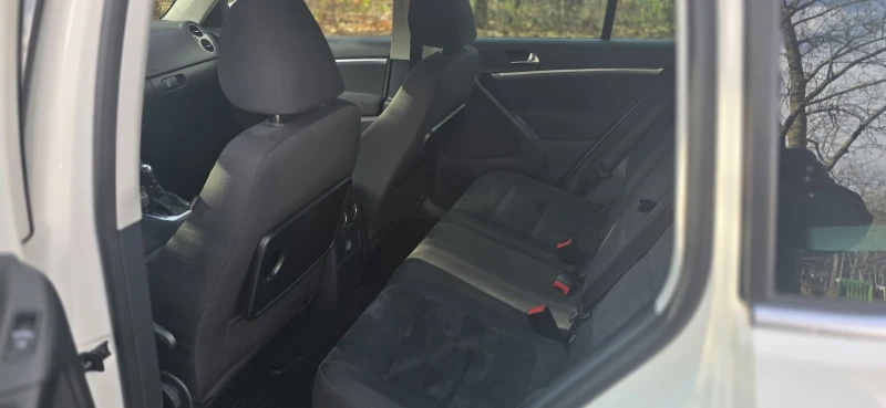 VW Tiguan PERFEKTNO, снимка 8 - Автомобили и джипове - 52493607