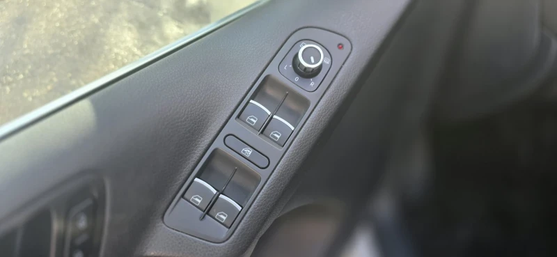 VW Tiguan PERFEKTNO, снимка 11 - Автомобили и джипове - 52493607