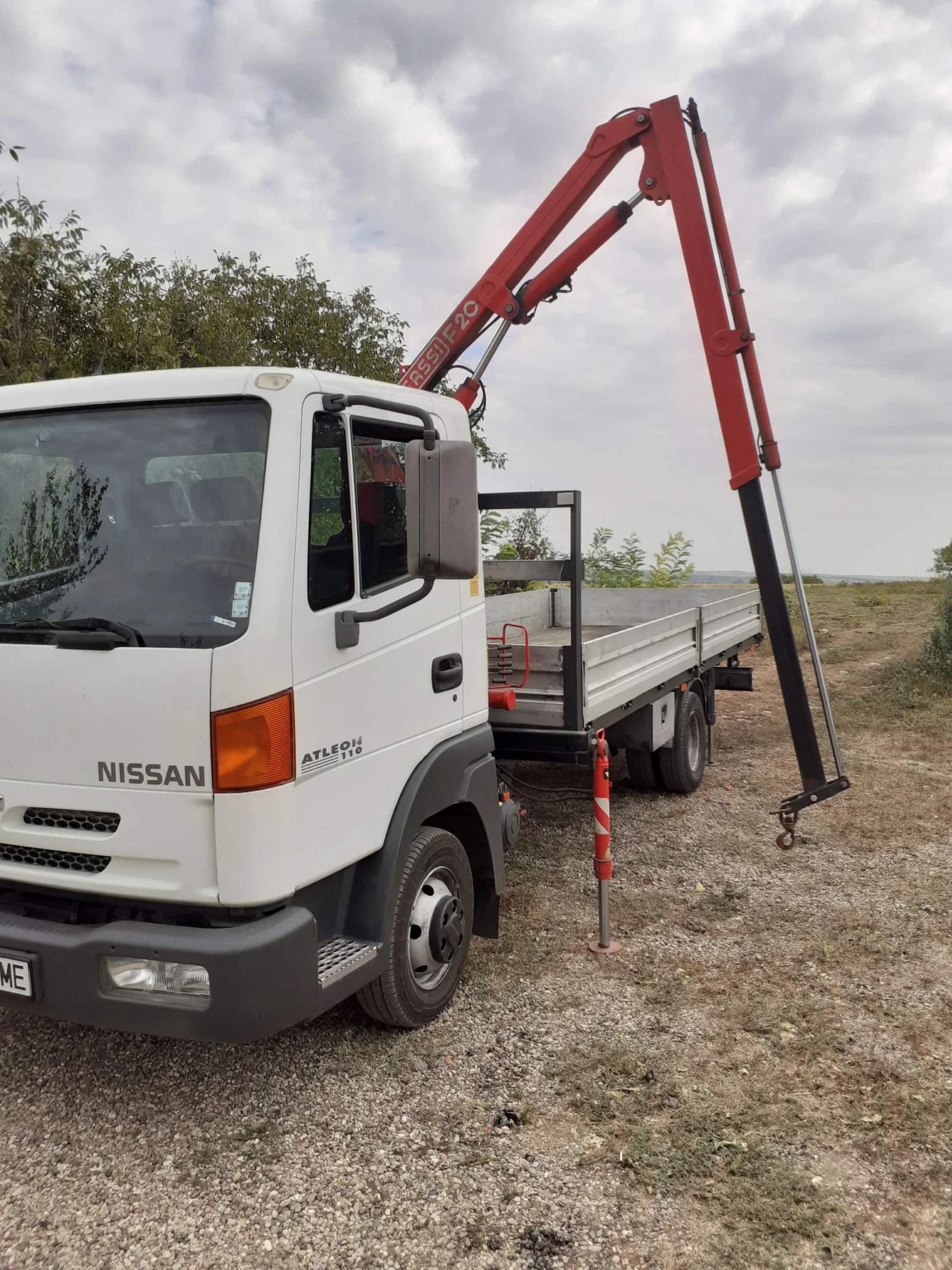 Nissan L35 Атлеон с кран В категория N1  - изображение 5