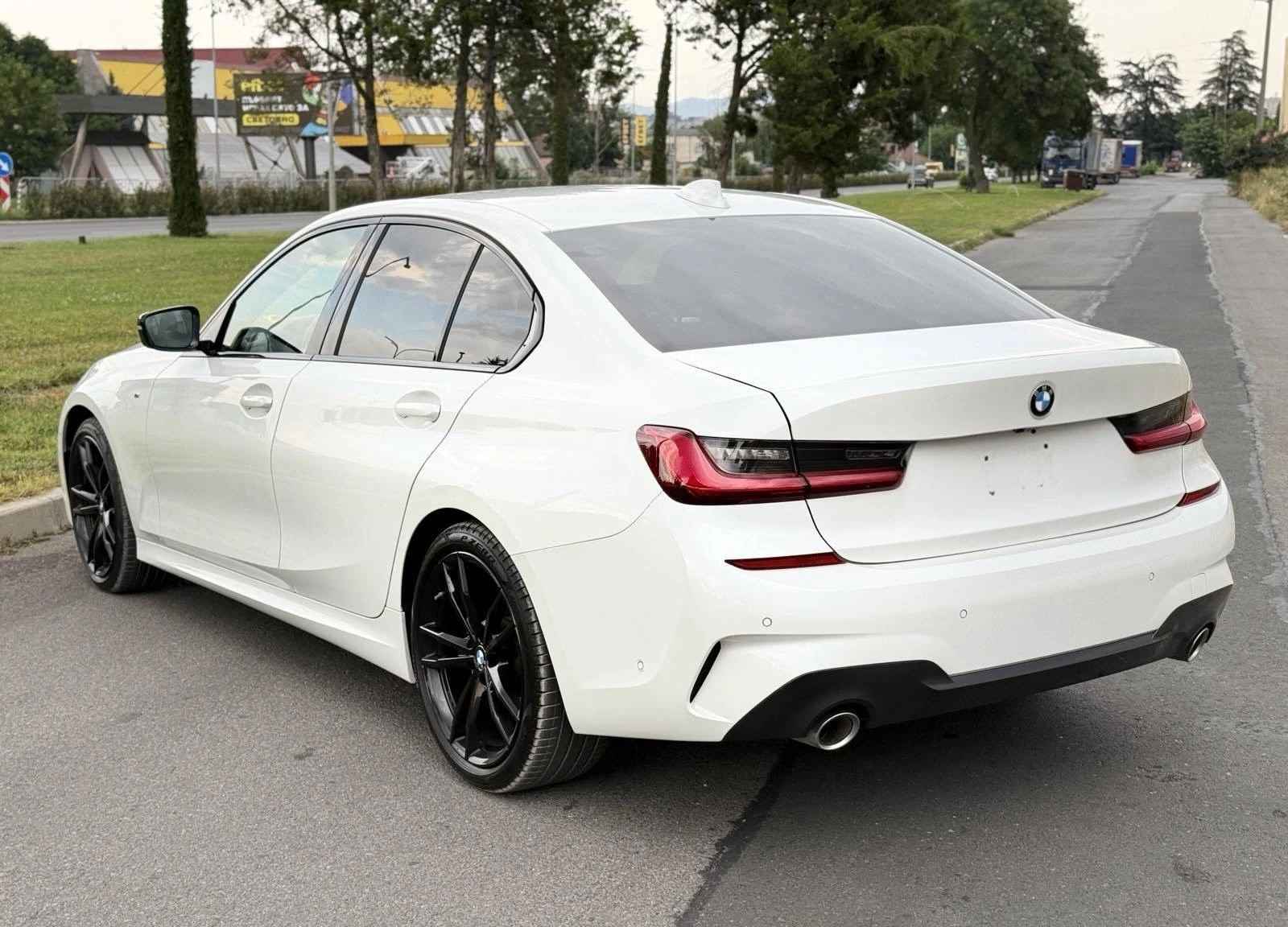 BMW 320 xDrive M Sport, снимка 3 - Автомобили и джипове - 55534038