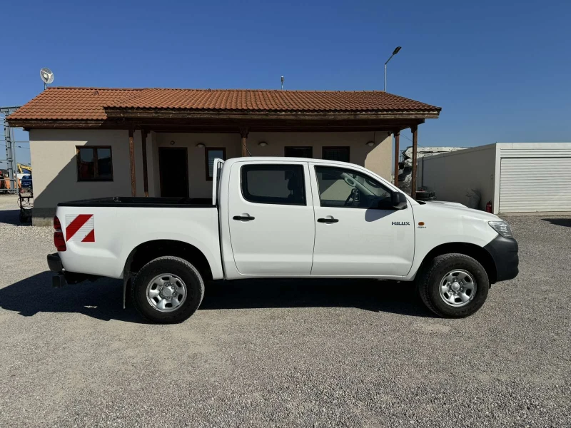 Toyota Hilux 2.5D 4X4, снимка 8 - Автомобили и джипове - 47686507