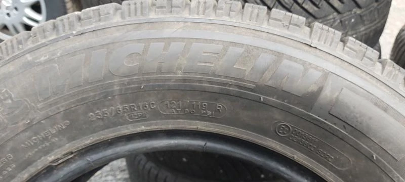 Гуми Зимни 235/65R16, снимка 4 - Гуми и джанти - 31257378