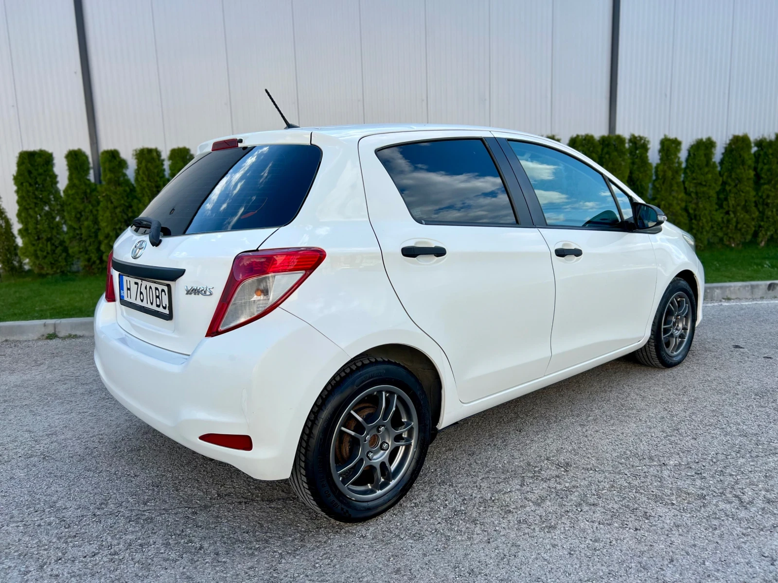 Toyota Yaris 1.3 VVT-i | 2012 г. | Бензин | Икономична, снимка 4 - Автомобили и джипове - 54099128