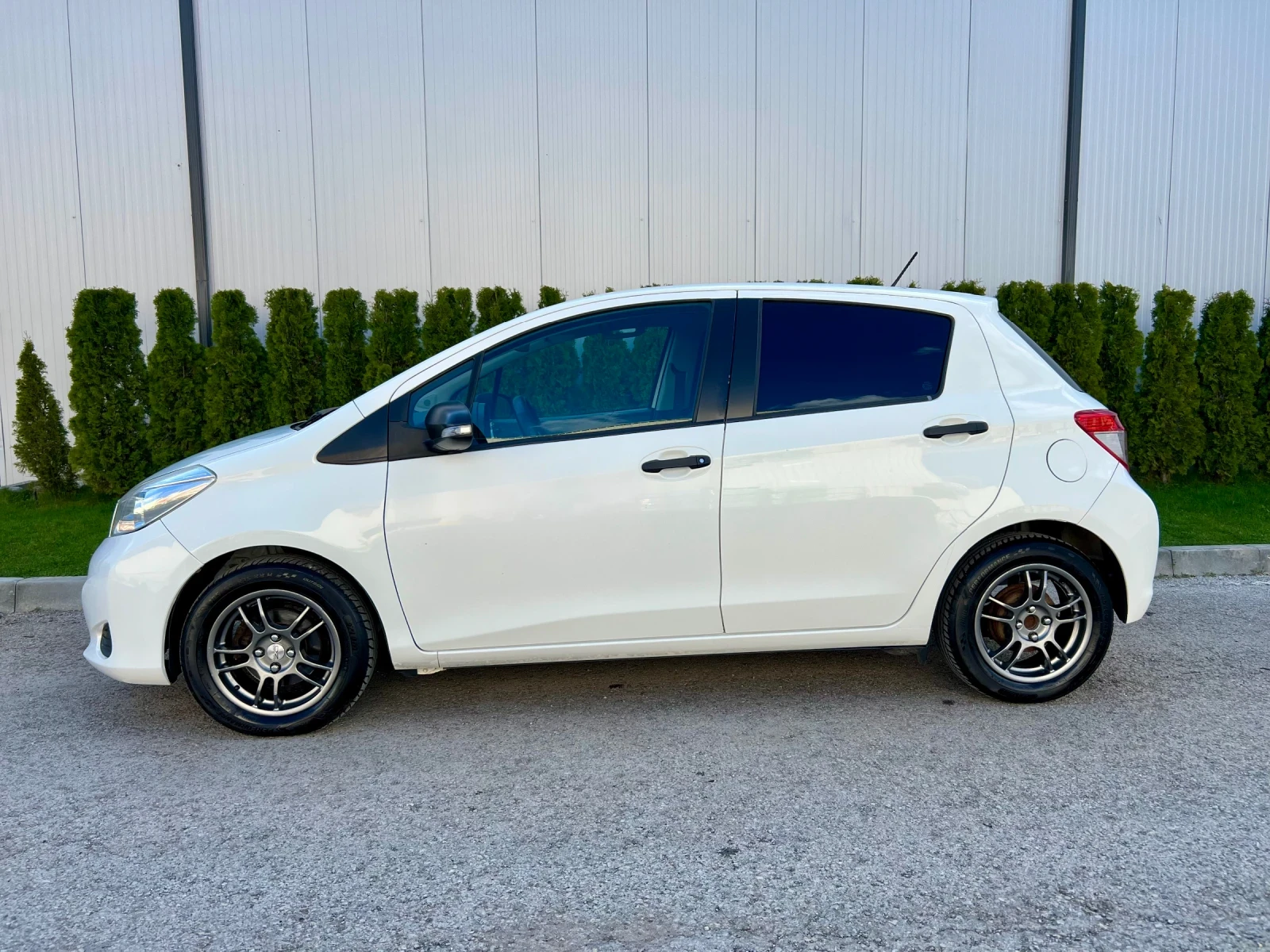 Toyota Yaris 1.3 VVT-i | 2012 г. | Бензин | Икономична, снимка 5 - Автомобили и джипове - 54099128