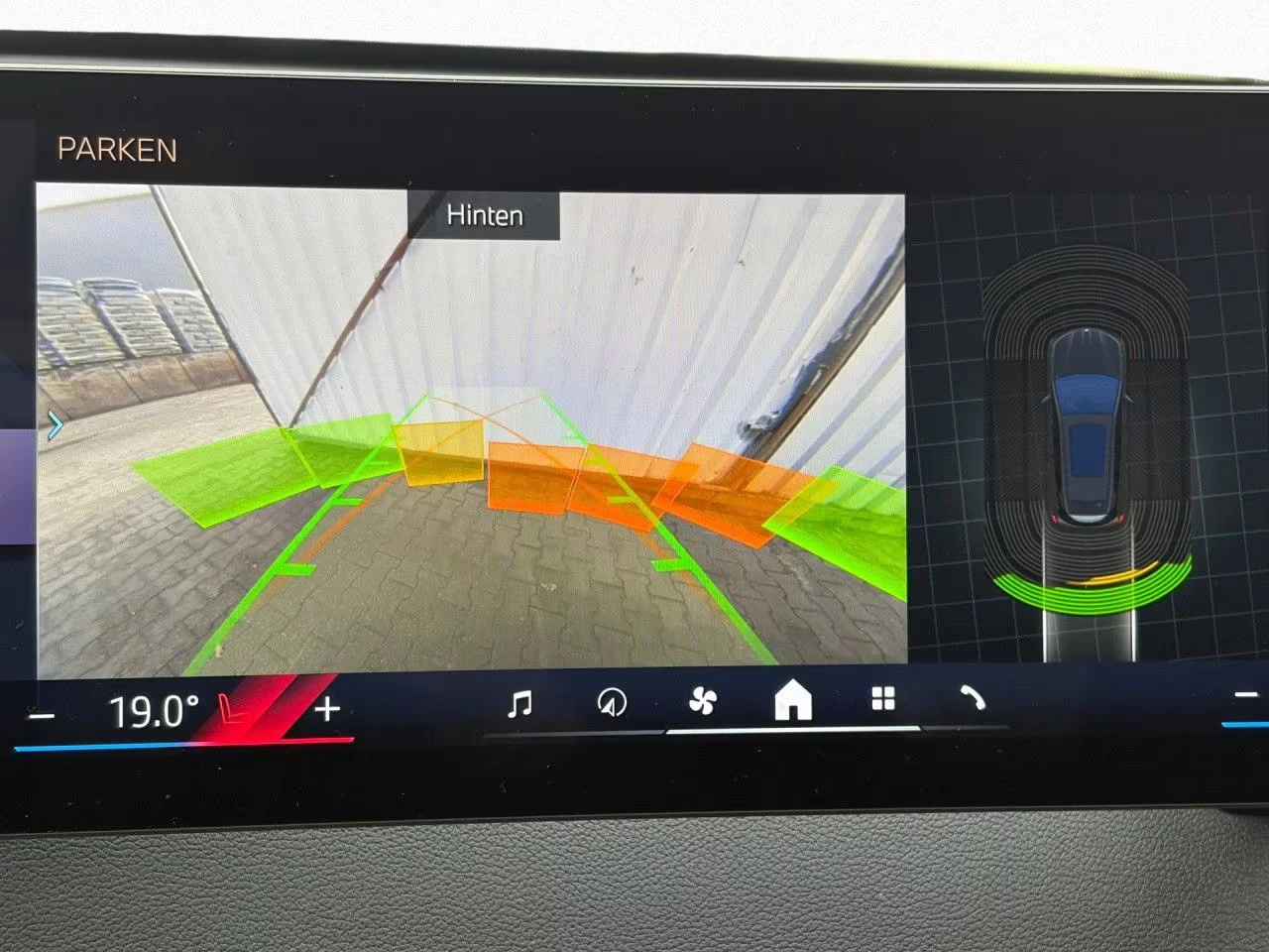 BMW iX xDRIVE40/326HP/PRO/LED/HUD/CAM/282z, снимка 11 - Автомобили и джипове - 54125401