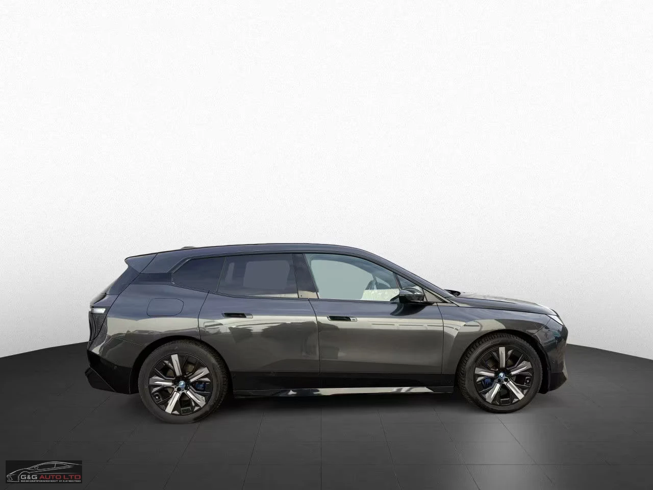 BMW iX xDRIVE40/326HP/PRO/LED/HUD/CAM/282z, снимка 2 - Автомобили и джипове - 54125401