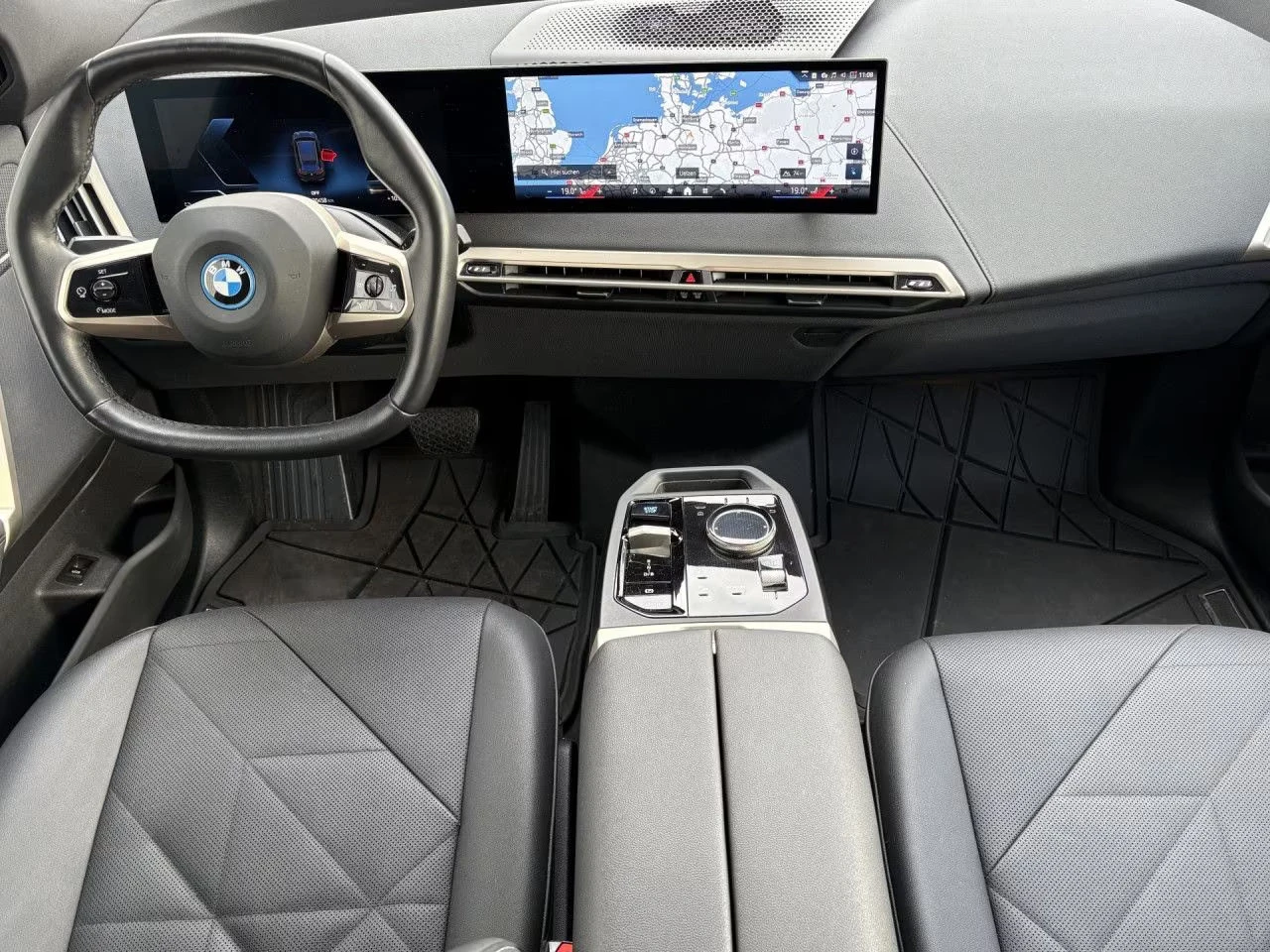 BMW iX xDRIVE40/326HP/PRO/LED/HUD/CAM/282z, снимка 6 - Автомобили и джипове - 54125401