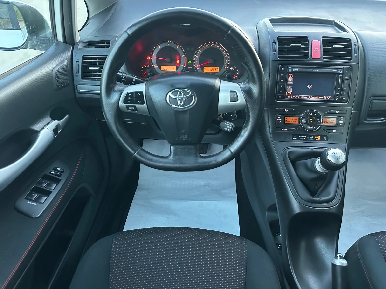 Toyota Auris 2.0D4D//126KS//FACELIFT//NAVI//2011G, снимка 10 - Автомобили и джипове - 54346972