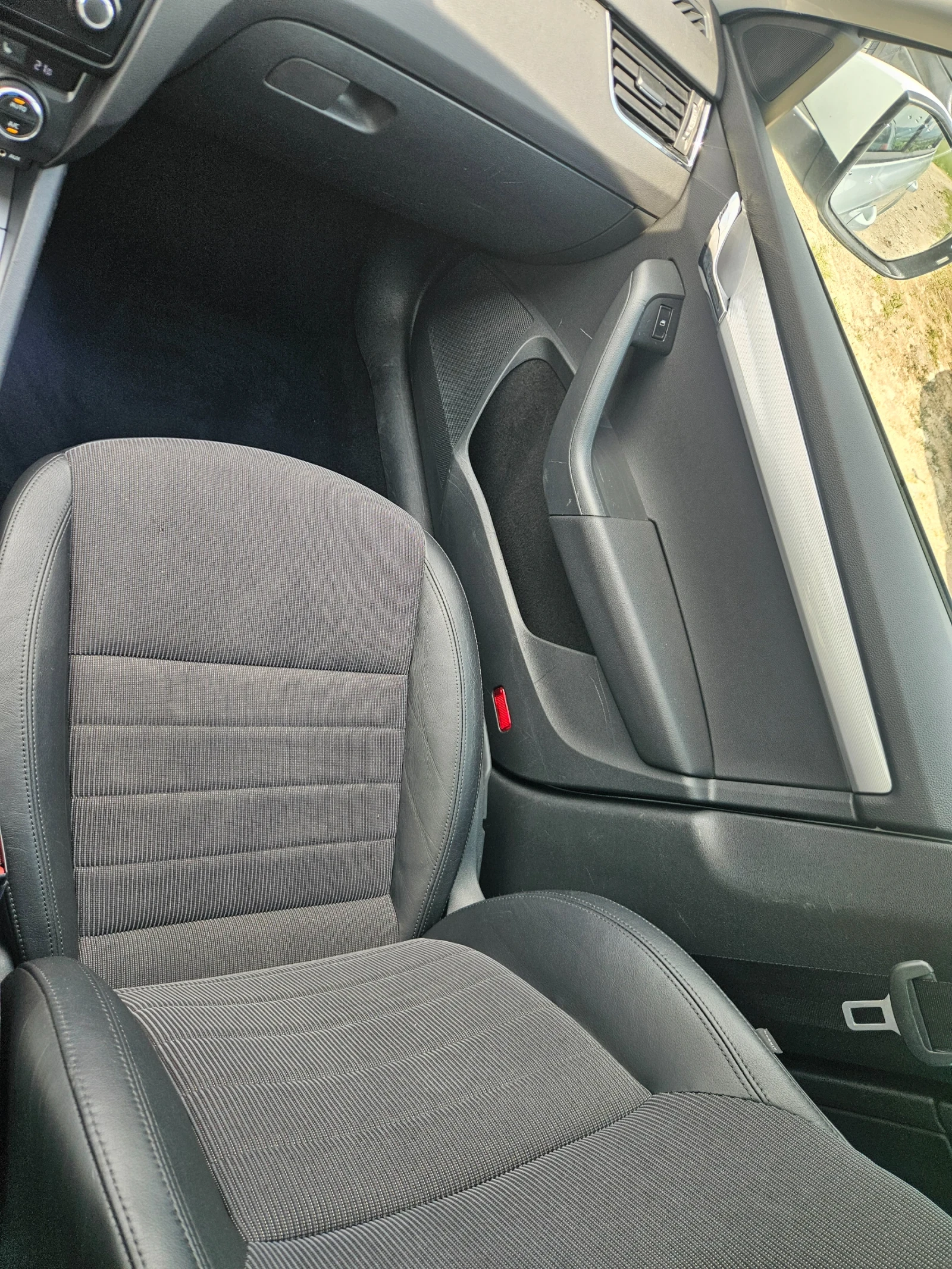 Skoda Octavia 2.0TDI Автоматик, снимка 12 - Автомобили и джипове - 54786040