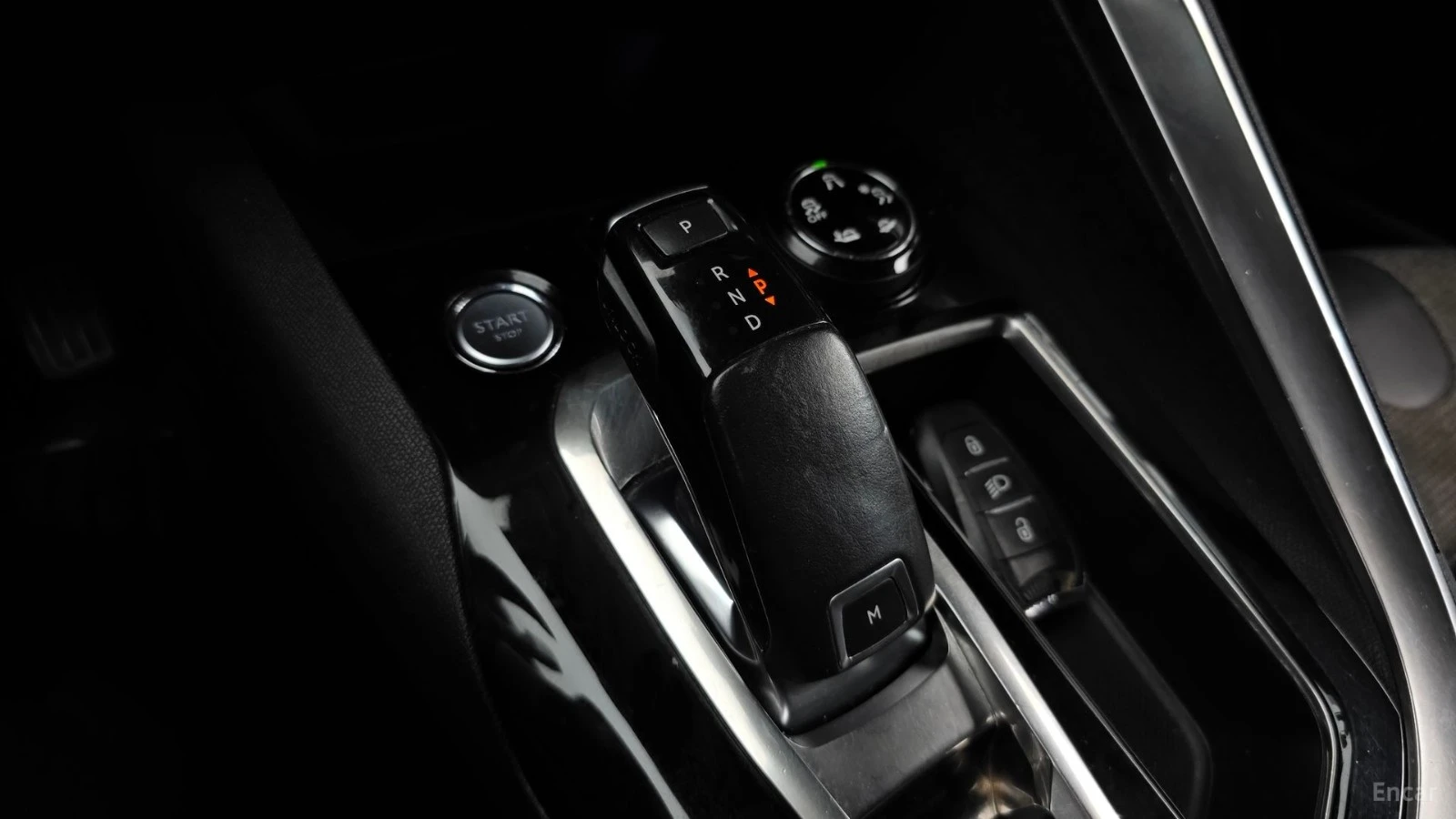 Peugeot 3008 * ПАНО* KEYLESS* Camera* ПОДГРЕВ* , снимка 9 - Автомобили и джипове - 55570580
