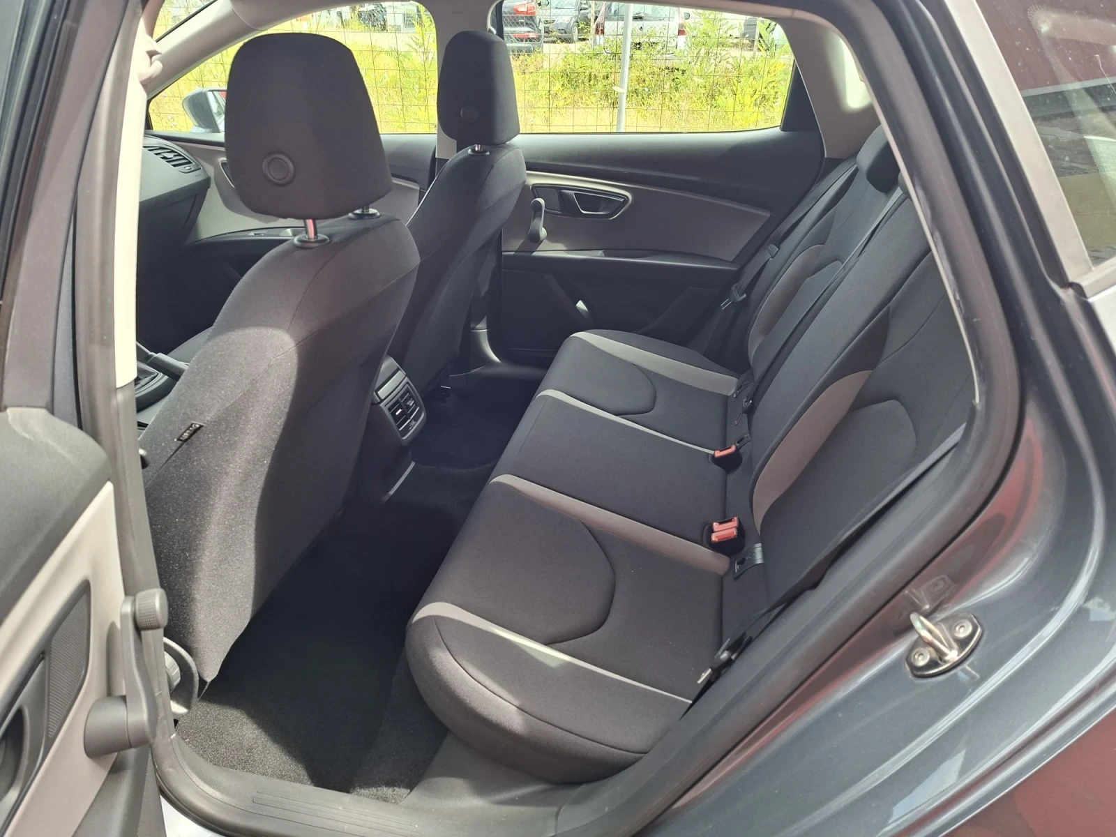 Seat Leon 1.6 дизел, 105кс ТОП , снимка 9 - Автомобили и джипове - 55688485