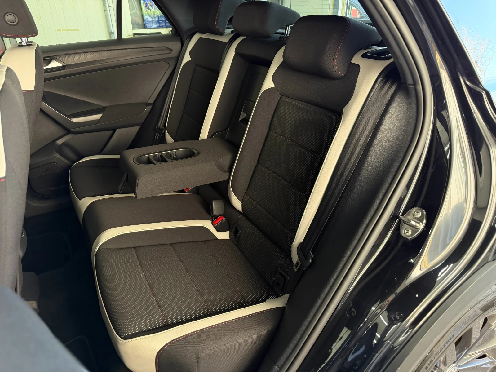 VW T-Roc 2.0TDI* 4x4* 150кс* СЕРВИЗНА КНИЖКА С ПЪЛНА ИС-Я В, снимка 9 - Автомобили и джипове - 53902596