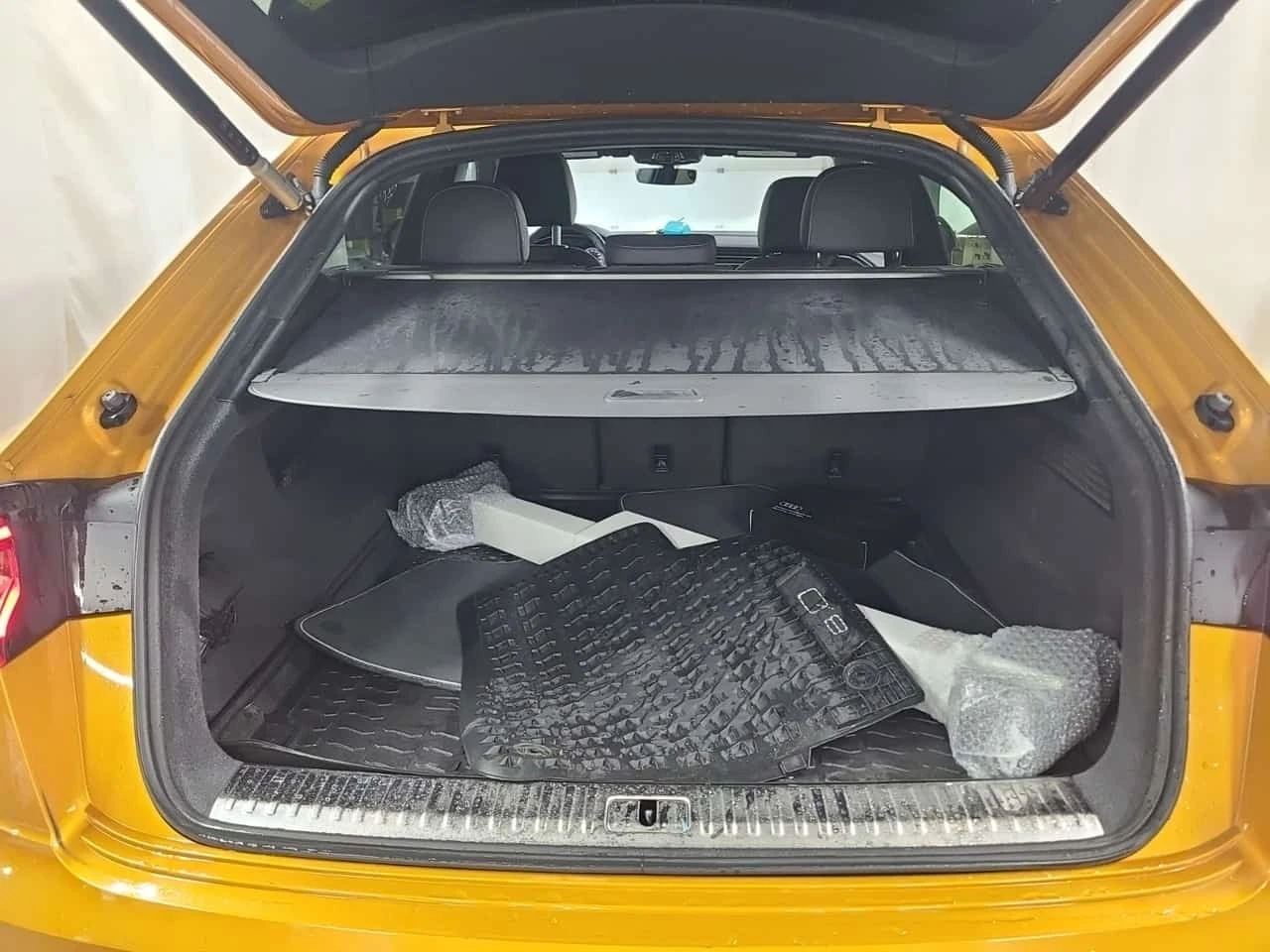 Audi Q8 * 55 Tfsi Quattro Progressiv * CARFAX * , снимка 13 - Автомобили и джипове - 56682778