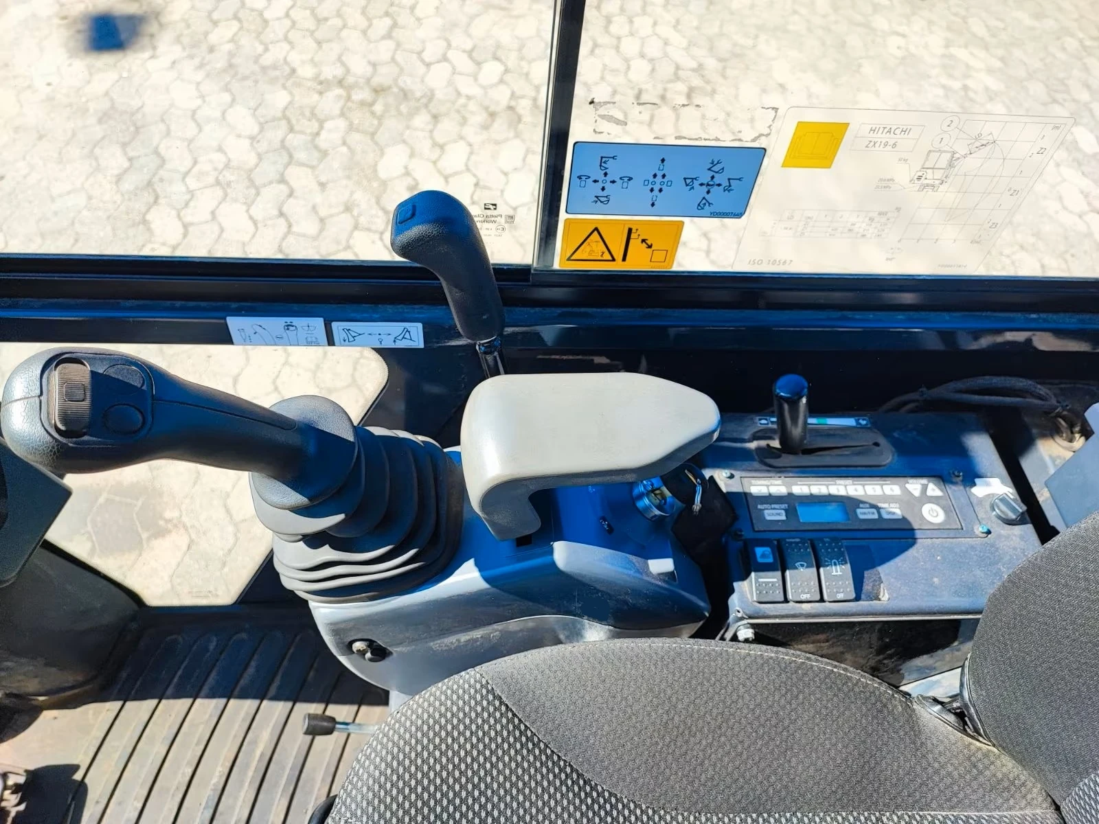 Багер Hitachi ZX19 - 6CR, снимка 10 - Индустриална техника - 54831573