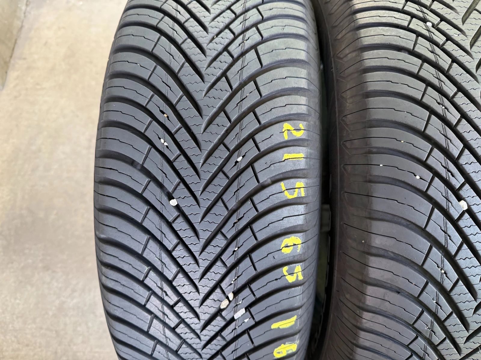 Гуми Всесезонни 215/65R16, снимка 2 - Гуми и джанти - 54600497