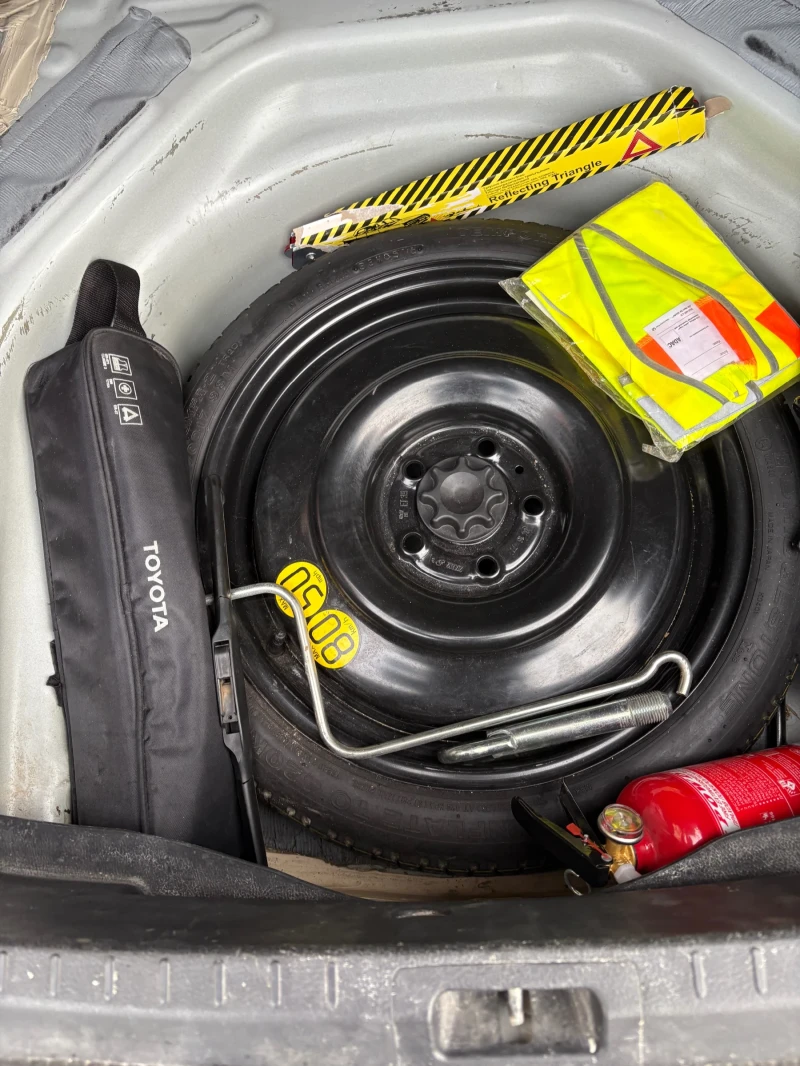 Toyota Corolla Седан, снимка 9 - Автомобили и джипове - 52446360