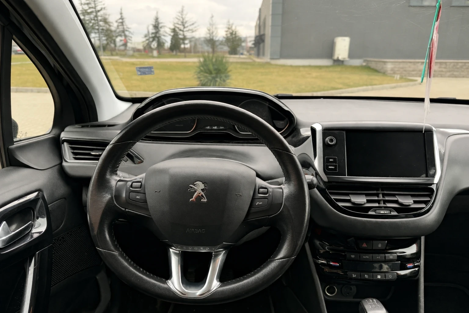 Peugeot 208 1.2 PureTech СЕРВИЗНА ИСТОРИЯ, снимка 8 - Автомобили и джипове - 55251741
