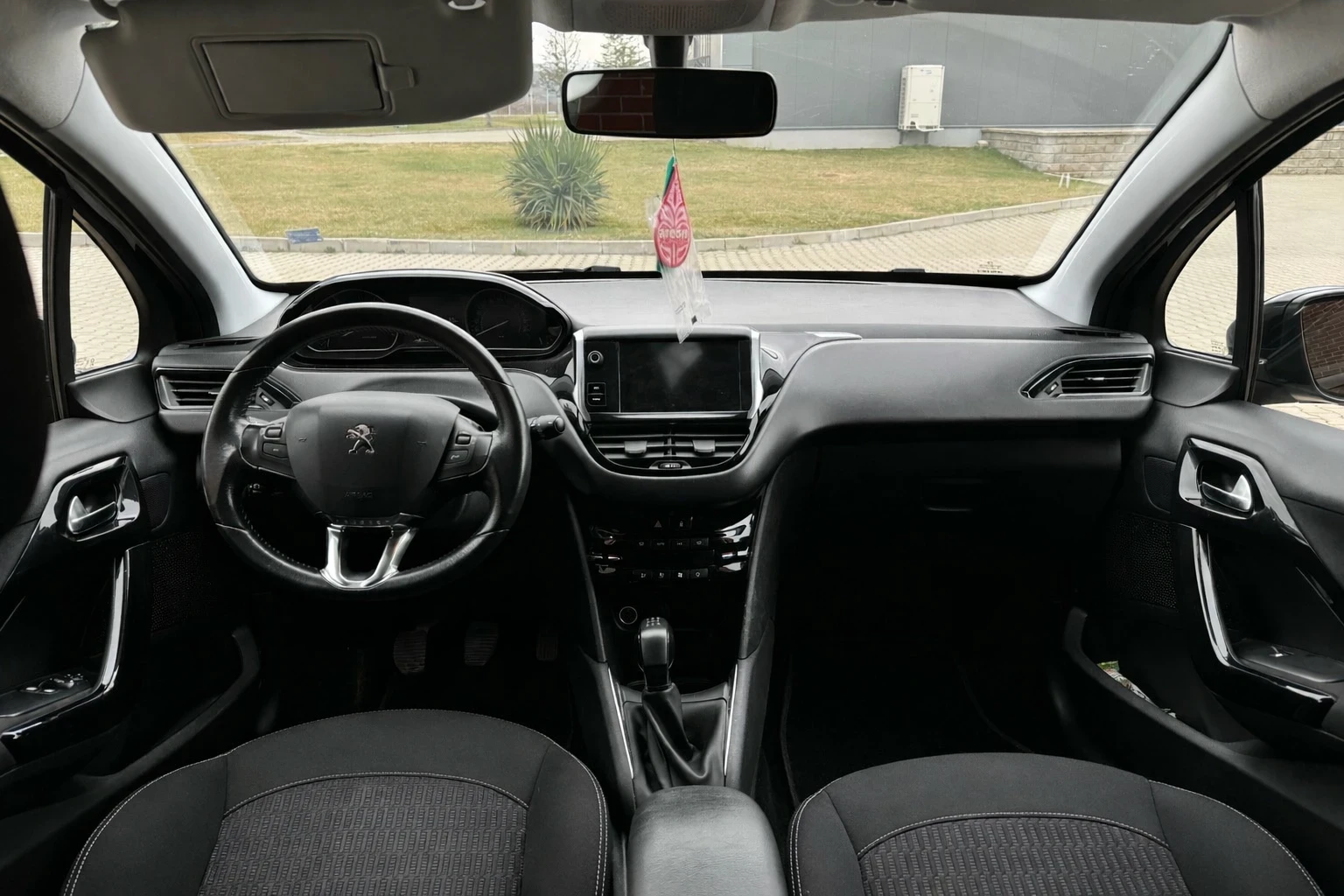 Peugeot 208 1.2 PureTech СЕРВИЗНА ИСТОРИЯ, снимка 9 - Автомобили и джипове - 55251741