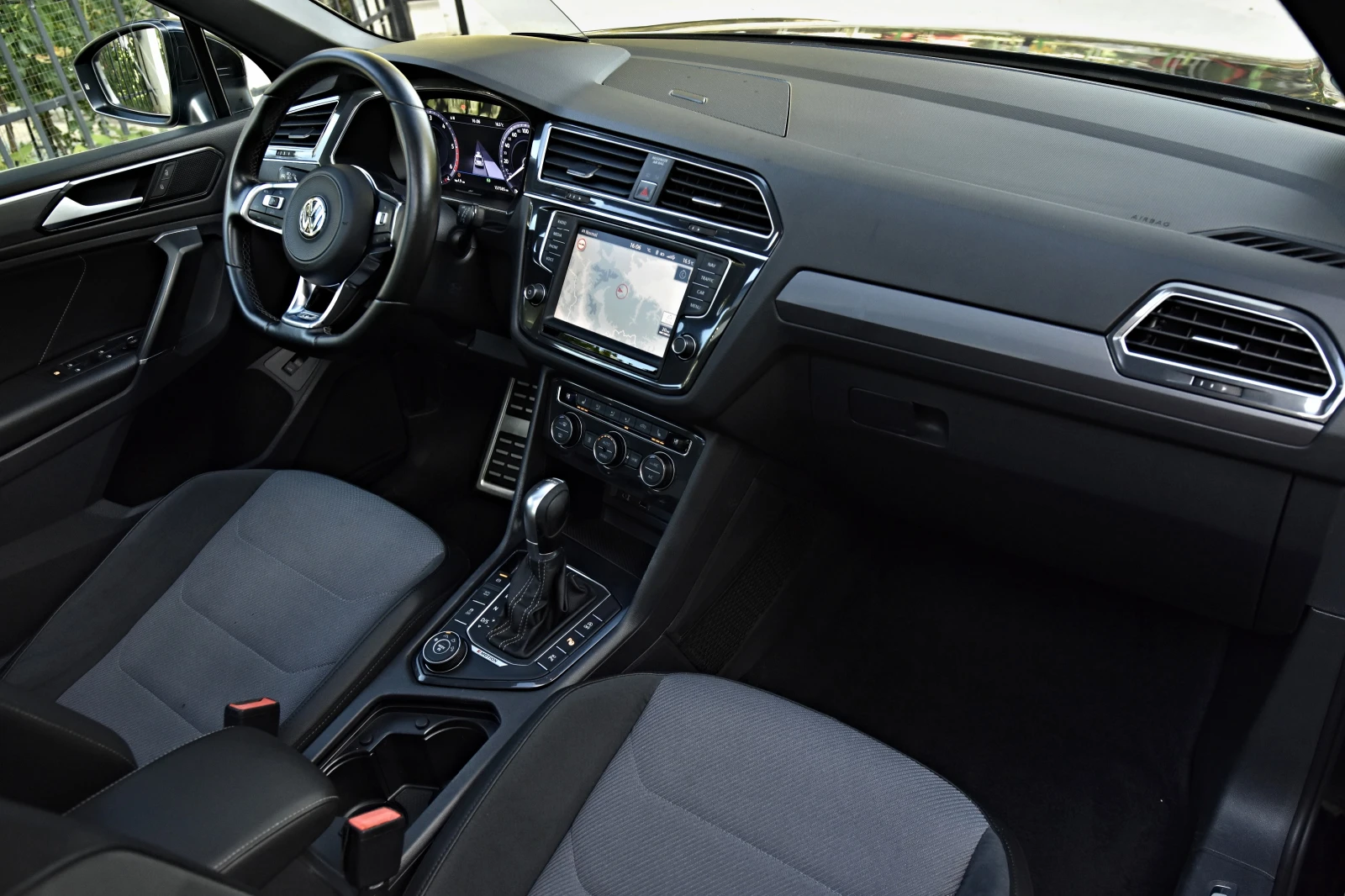 VW Tiguan 2.0TDI/2xR Line/4motion/ACC/PANORAM/Cam360/HEADUP/ | Mobile.bg   13