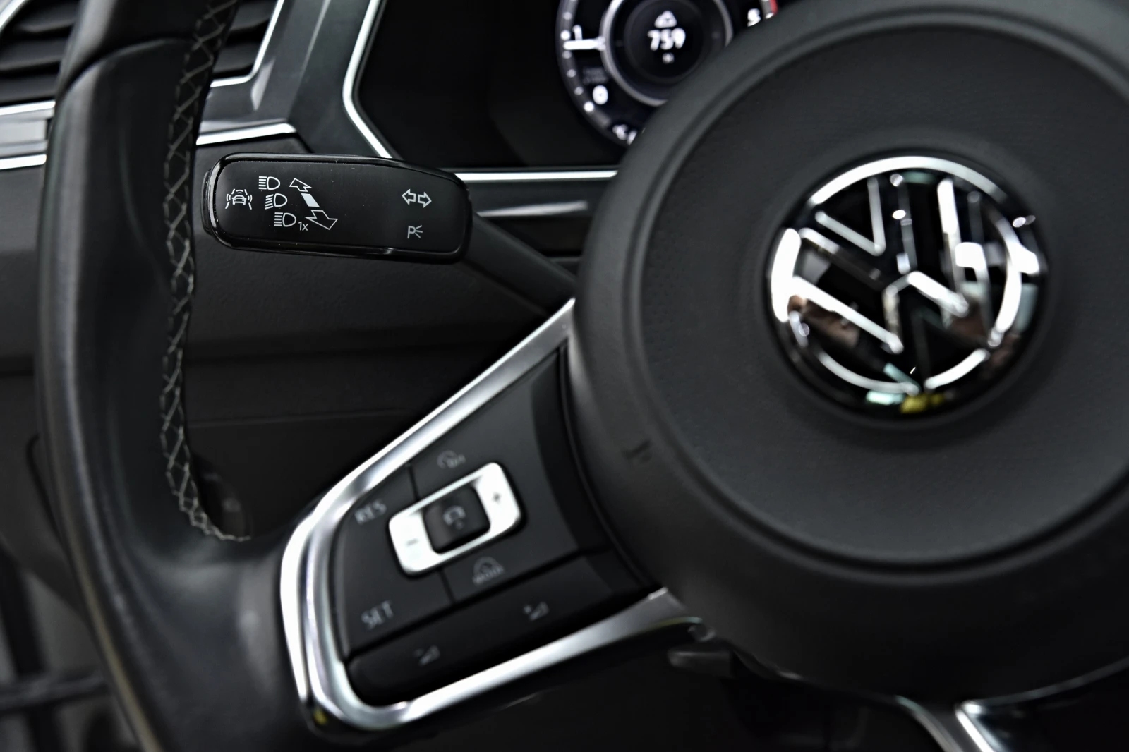VW Tiguan 2.0TDI/2xR Line/4motion/ACC/PANORAM/Cam360/HEADUP/ - изображение 9