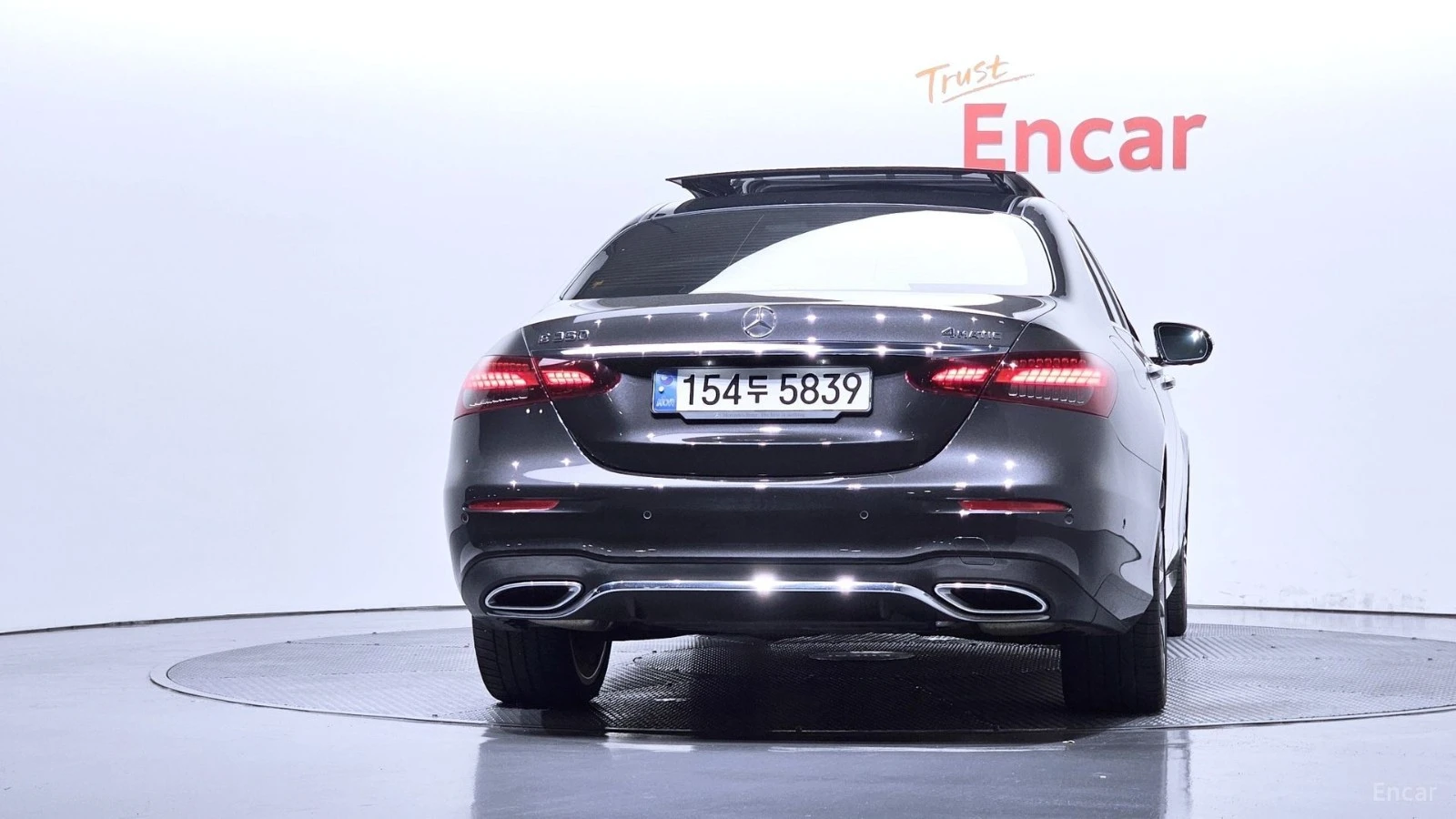 Mercedes-Benz E 350 4MATIC AMG* HUD* 360* КОЖА* НАВИ* ПАНО, снимка 4 - Автомобили и джипове - 55466356