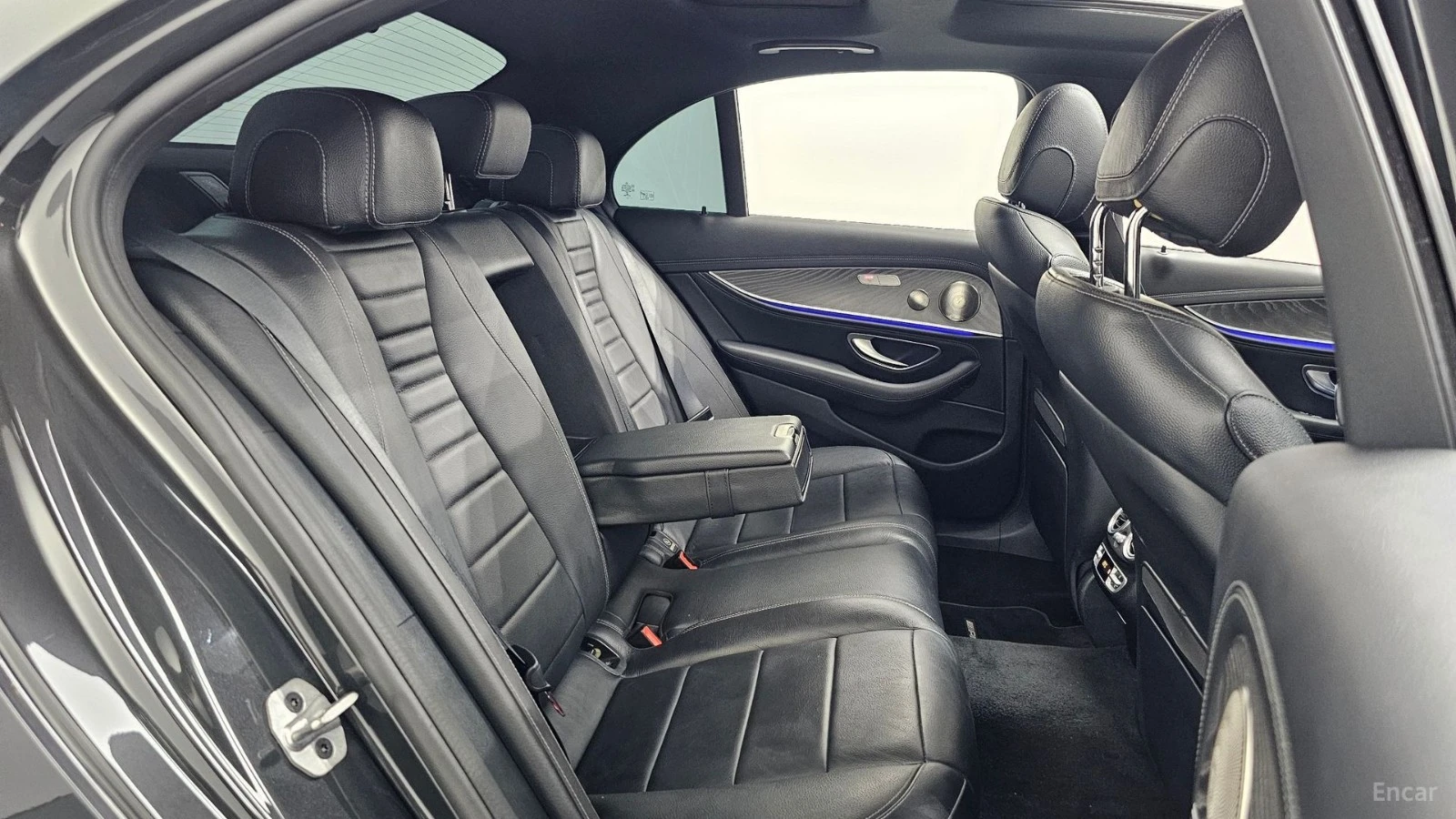 Mercedes-Benz E 350 4MATIC AMG* HUD* 360* КОЖА* НАВИ* ПАНО, снимка 10 - Автомобили и джипове - 55466356
