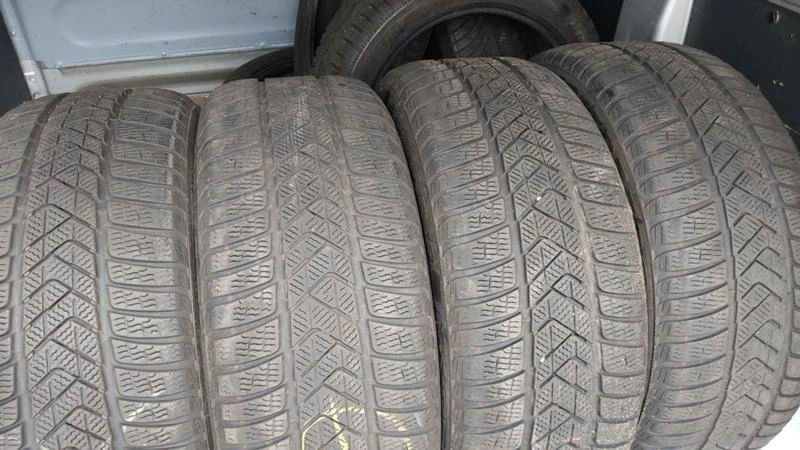 Гуми Зимни 245/45R18, снимка 1 - Гуми и джанти - 29274436