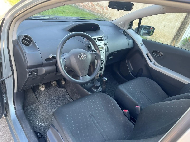 Toyota Yaris 1.3 vvt-i, снимка 9 - Автомобили и джипове - 38737658