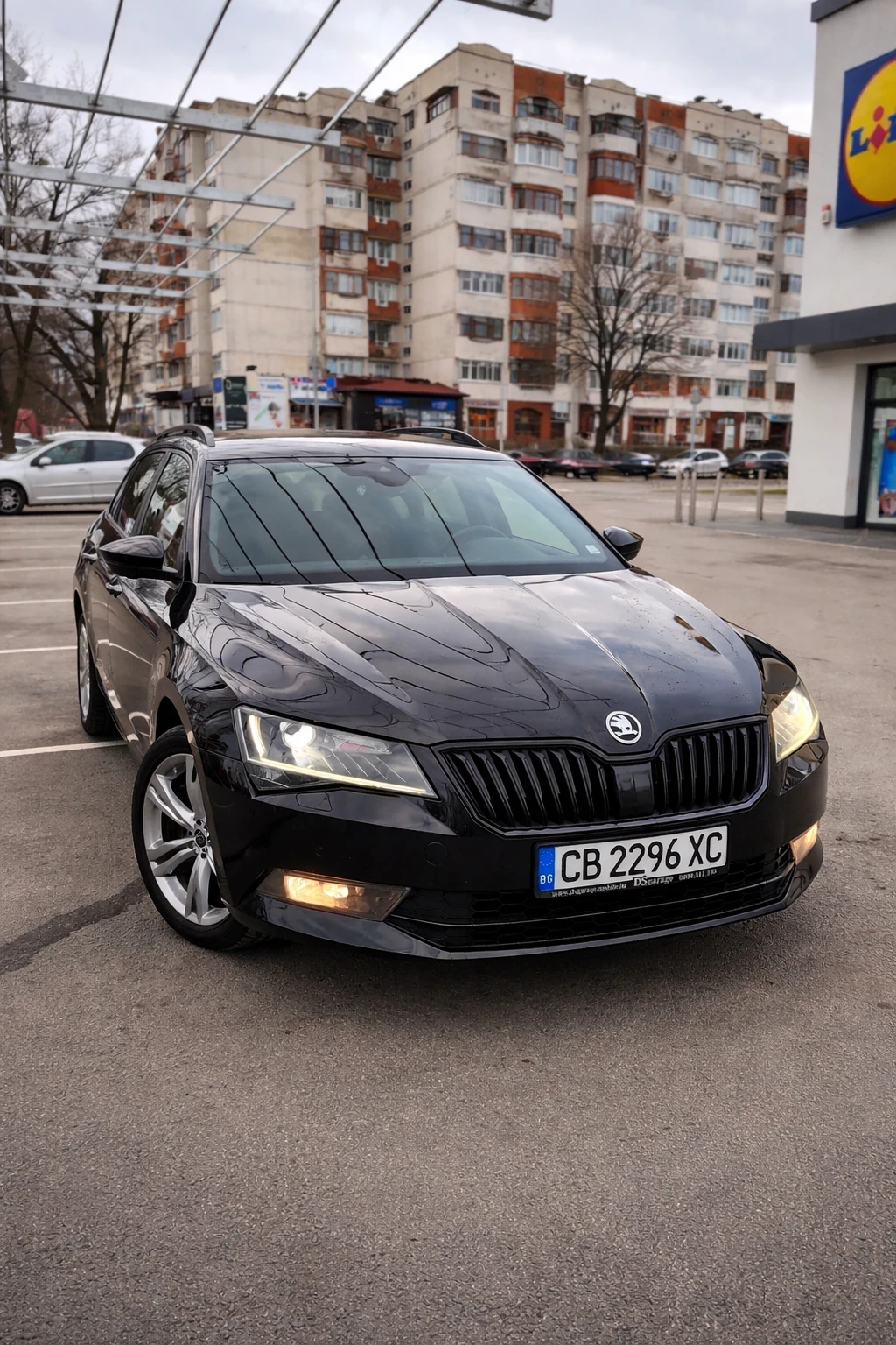 Skoda Superb III Sport Line DSG 2.0 TDI LED Navi Комби, снимка 11 - Автомобили и джипове - 53662159