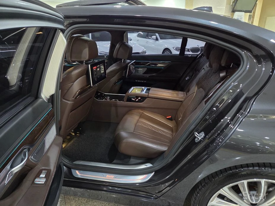 BMW 750  - изображение 7