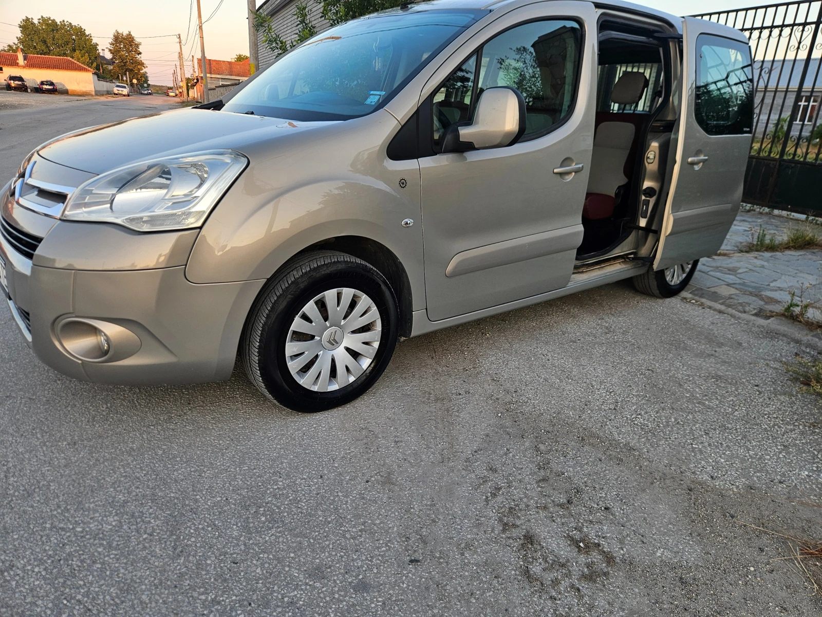 Citroen Berlingo 1.6 TDI , снимка 8 - Автомобили и джипове - 55480673